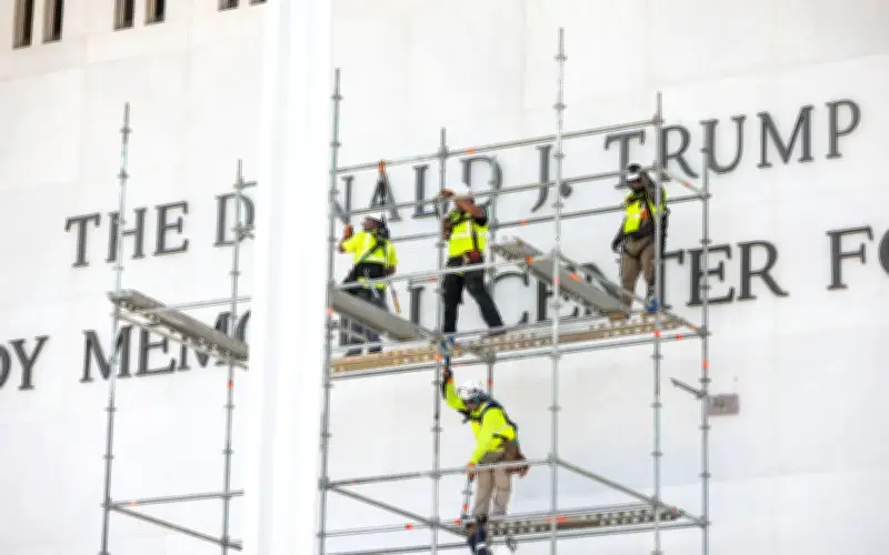 Nama Trump ditanggalkan dari Pusat Kennedy dalam operasi subuh