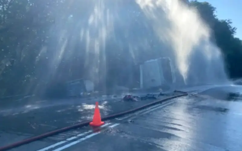Pasukan Hazmat dikerahkan selepas lori tangki asid terbalik dekat Cherating
