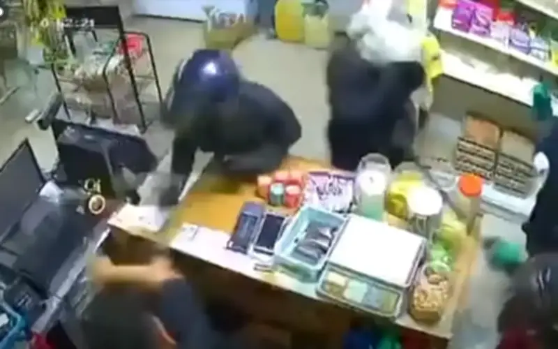 Pekerja Kedai Runcit Cedera Dikenakan Pedang dalam Rompakan
