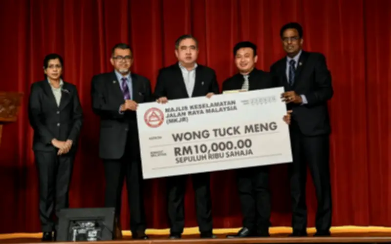 Pemandu Lori Terima RM10,000 Selepas Bantu Hentikan Bas Ekspres