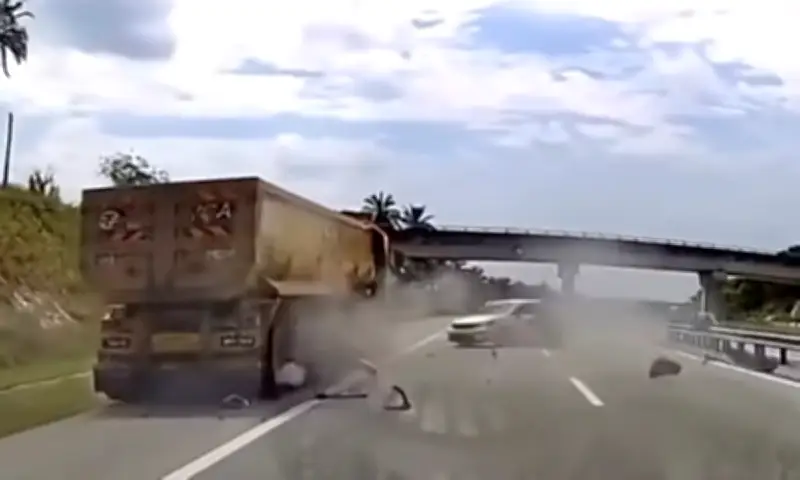 Pemandu Malaysia selamat selepas kereta rempuh lori di WCE Ijok