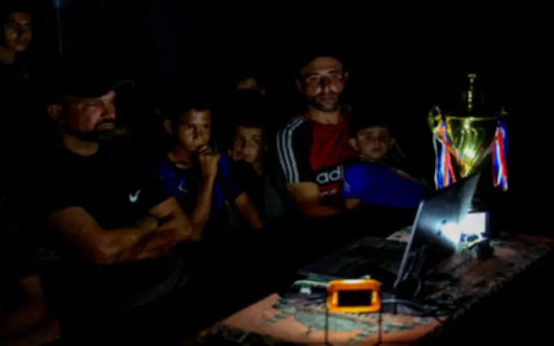 Penduduk Gaza yang dipindahkan akibat perang menonton Piala Dunia dari reruntuhan