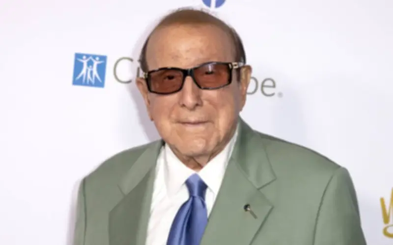 Penerbit legenda Clive Davis yang bentuk industri muzik meninggal dunia pada usia 94 tahun
