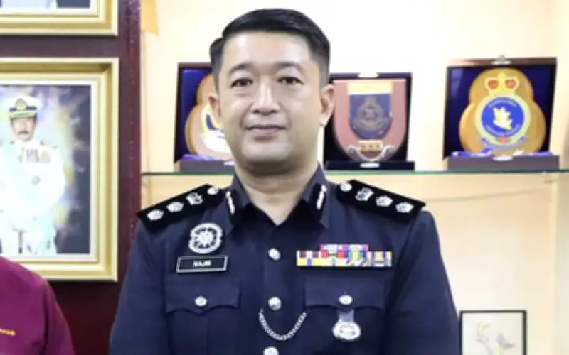 Penunggang motosikal pecah cermin kereta selepas hon dibunyikan