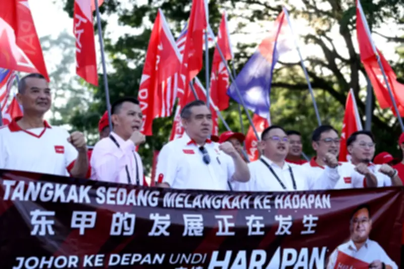 Pertandingan Dua Penjuru Di Tangkak: Ee Chin Li Lawan How Chin Teck
