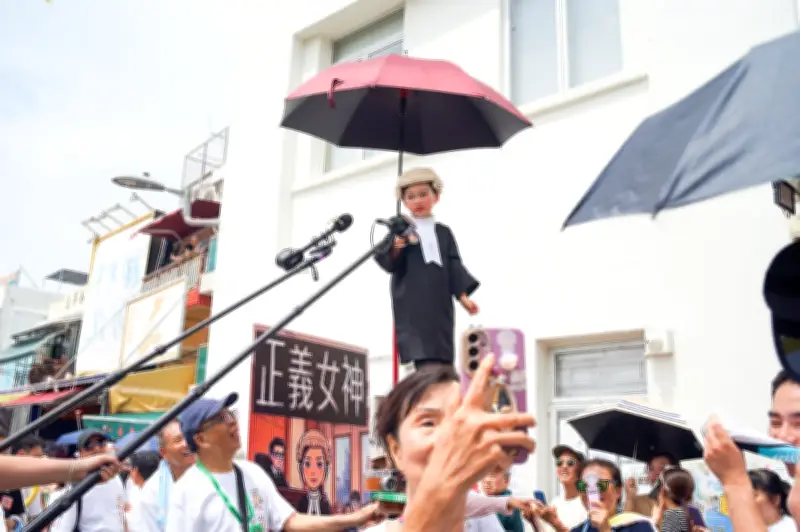 Pesta Bun Pulau Cheung Chau: Kanak-Kanak Terapung dan Perlumbaan Tangkap Bun