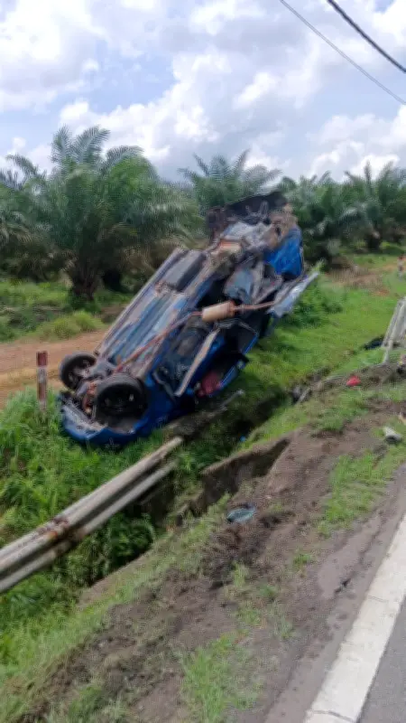 Polis Johor tangkap pemuda 19 tahun, rampas Mercedes selepas nahas maut lima kenderaan