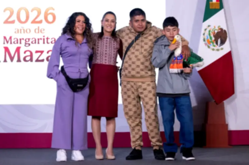 Presiden Mexico temui itik viral Merlin, maskot Piala Dunia 2026