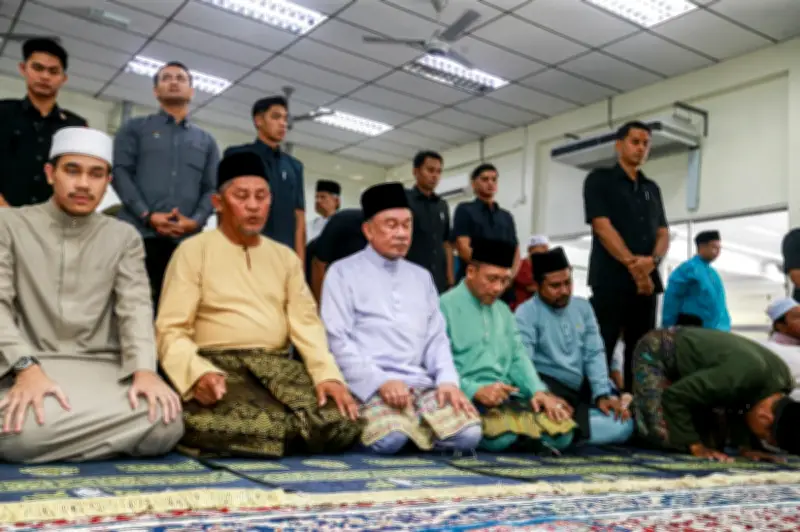 Projek perumahan sewa rendah untuk penjawat awam seluruh negara, kata Anwar