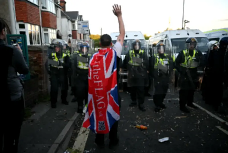 Protes di UK: Pelajar mati dibogel, diborgol polis selepas ditikam