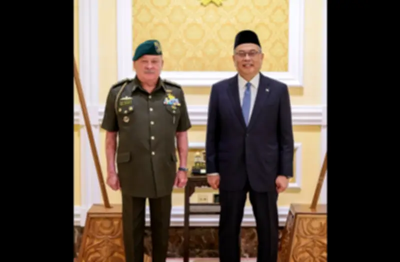 Raja Malaysia terima Ketua Hakim Negara, Panglima Tentera Darat di Istana Negara
