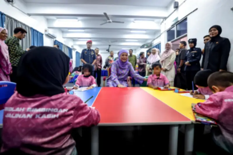 Raja Permaisuri Agong kunjungi SBJK, sumbang RM30,000