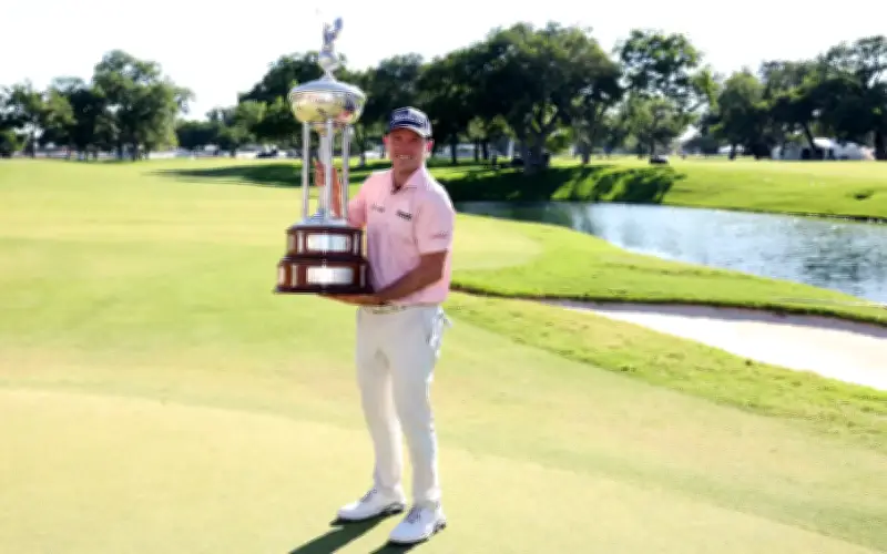 Russell Henley kalahkan Eric Cole dalam playoff, juara PGA Colonial