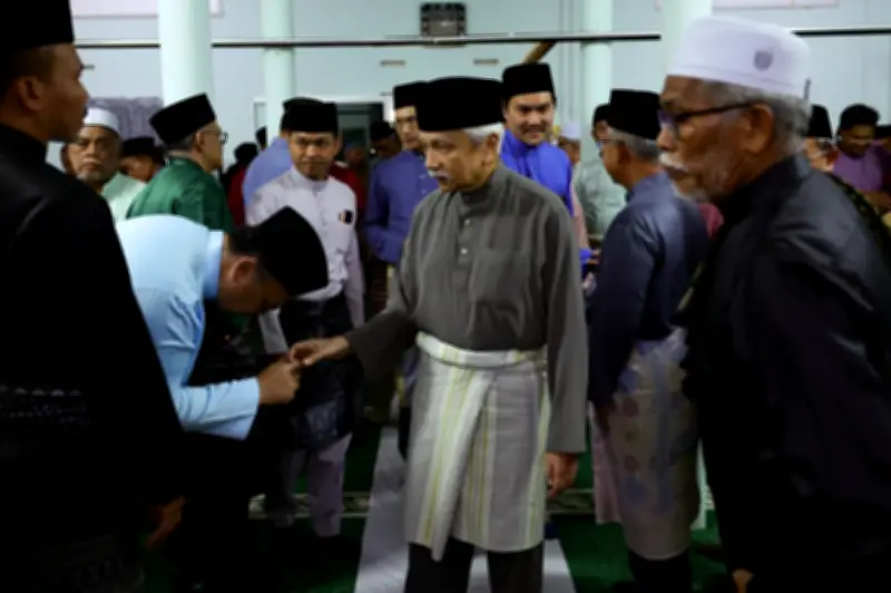 Tuanku Muhriz tunaikan solat Jumaat di Masjid Kariah Gunung Pasir