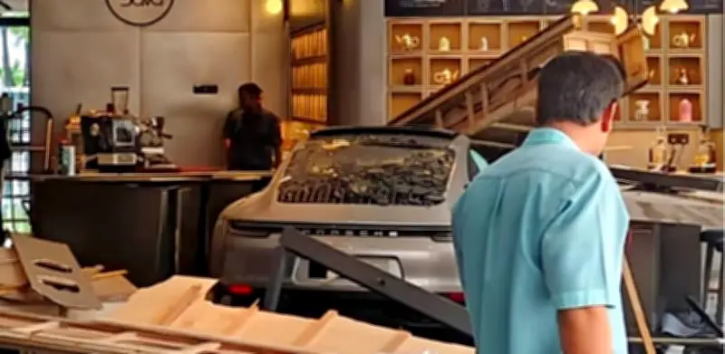 Wanita nyaris langgar hotel di Gurney Drive, Porsche terbabas ke lobi