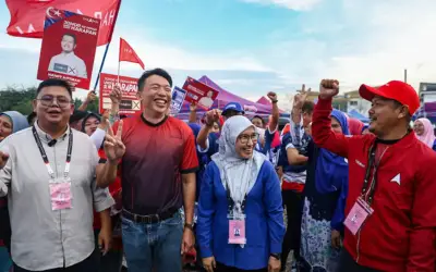 Calon lawan bertukar senyuman mesra di pasar malam Johor