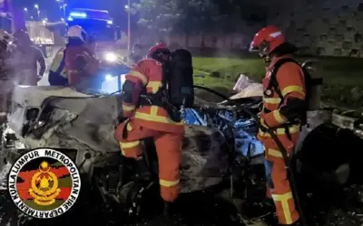 Dua maut kereta terbabas, terbakar di lebuh raya DUKE