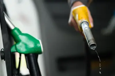 Harga minyak Malaysia turun: RON97, RON95, diesel murah 25-30 sen