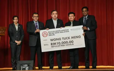 Pemandu Lori Terima RM10,000 Selepas Bantu Hentikan Bas Ekspres