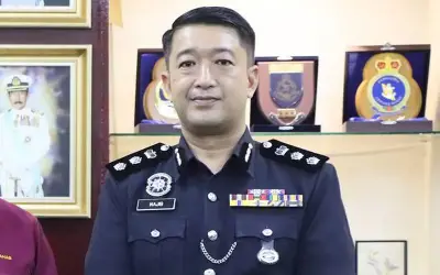 Penunggang motosikal pecah cermin kereta selepas hon dibunyikan