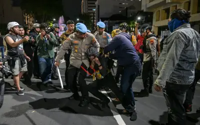 Polis Indonesia tangkap berpuluh-puluh dalam protes anti-kerajaan