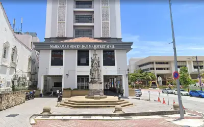 Warga emas 62 tahun dakwa tidak bersalah cedera abang dengan parang