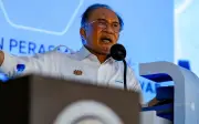 Anwar tolak kenaikan harga minyak, kerajaan tanggung subsidi