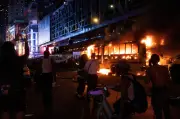 Bas ulang-alik Piala Dunia dibakar, remaja ditembak ketika sambutan liar di Manhattan