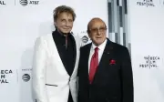 Clive Davis, legenda industri muzik yang melonjakkan nama ramai artis, meninggal dunia pada usia 94 tahun