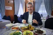 Duta EU Rafael Daerr Jadi Peminat Gulai Tempoyak Ikan Patin