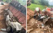 Empat sekeluarga maut treler terbalik hancurkan kereta