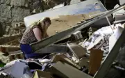 Gempa Venezuela: Ibu cari anak, lelaki menangis di reruntuhan