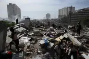 Ibu Venezuela korek runtuhan cari anak terperangkap selepas gempa bumi kuat