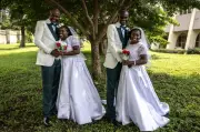 Kembar Nigeria Taiwo dan Kehinde nikah dengan kembar Taiwo dan Kehinde