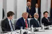 Lee tinggalkan G7 dengan pen Trump, janji golf selepas perbincangan kemajuan Korea