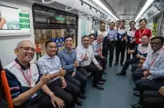 Loke balas Onn Hafiz, ulang jemputan naik KTM Komuter Selatan