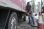 Malaysia kaji semula kadar kuota diesel untuk kenderaan komersial menjelang Ogos