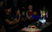 Penduduk Gaza yang dipindahkan akibat perang menonton Piala Dunia dari reruntuhan