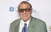 Penerbit legenda Clive Davis yang bentuk industri muzik meninggal dunia pada usia 94 tahun