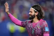 Penjaga Gol Brazil Alisson Pakai Jersi Hijau Ganti Merah Akibat Perang Warna