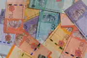 Ringgit merosot berbanding dolar AS menjelang data ekonomi utama AS
