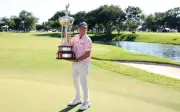 Russell Henley kalahkan Eric Cole dalam playoff, juara PGA Colonial