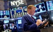 Saham AS jatuh, dolar melonjak susulan ramalan inflasi Fed dinaikkan