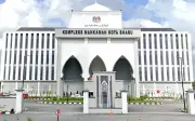 Samun barang kemas enam warga emas: Tiga penganggur didakwa