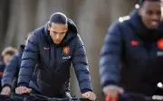 Van Dijk kritik rehat minum wajib Piala Dunia