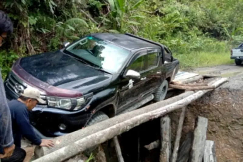 4WD Hampir Terjun Dari Jambatan Balak Rosak Di Baram, Timbul Kebimbangan Keselamatan