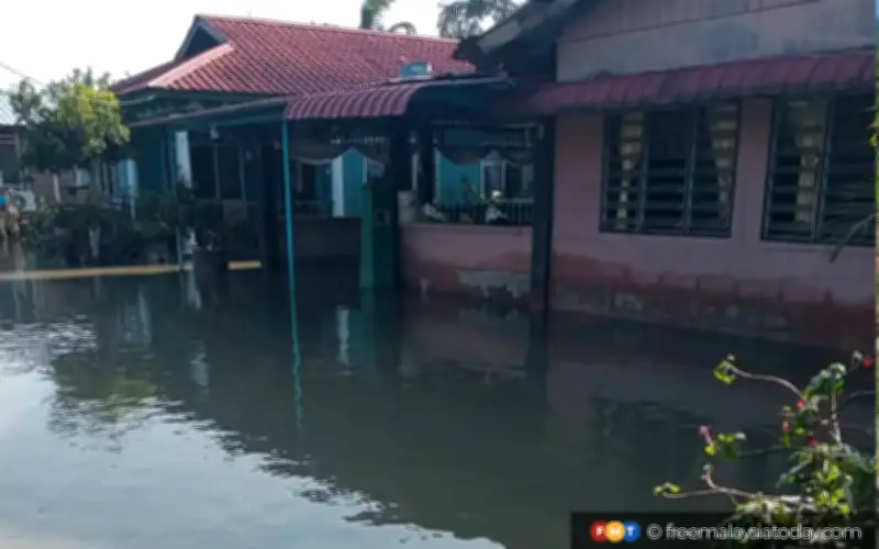 Banjir Air Masin Berulang, Penduduk Rayu Baiki Segera Benteng Rosak
