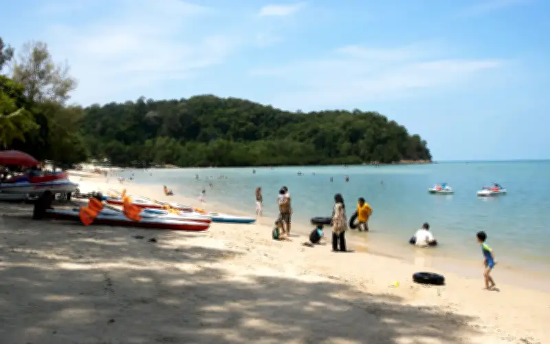 Blue Lagoon Port Dickson tarik pelancong dengan air jernih dan pantai bersih