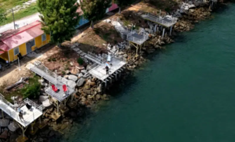 Chalet pancing di tengah laut tanpa bot di Lumut, Perak