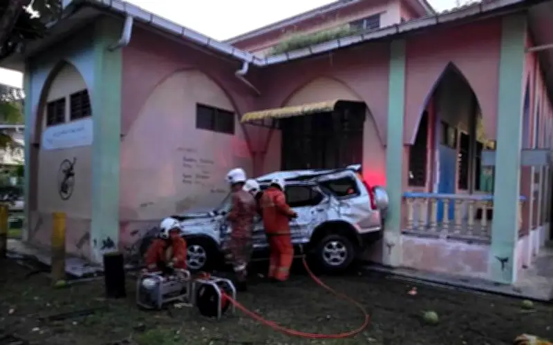 Dua Wanita Indonesia Maut Selepas SUV Rempuh Surau di Pasir Puteh